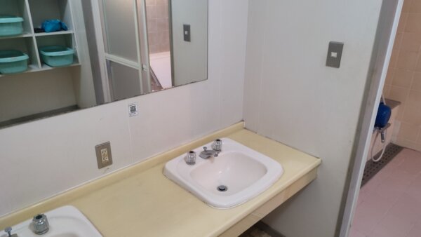 大野城いこいの森キャンプ場 浴室、洗面台1