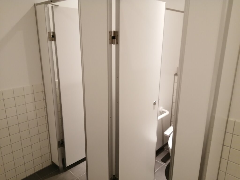 管理棟の横、男性用トイレ2
