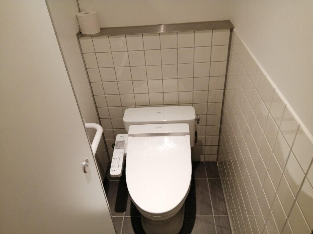 管理棟の横、男性用トイレ3