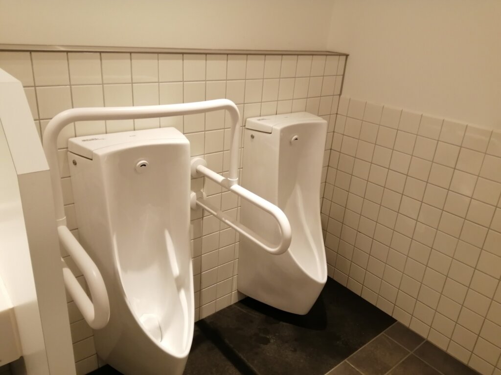 管理棟の横、男性用トイレ1