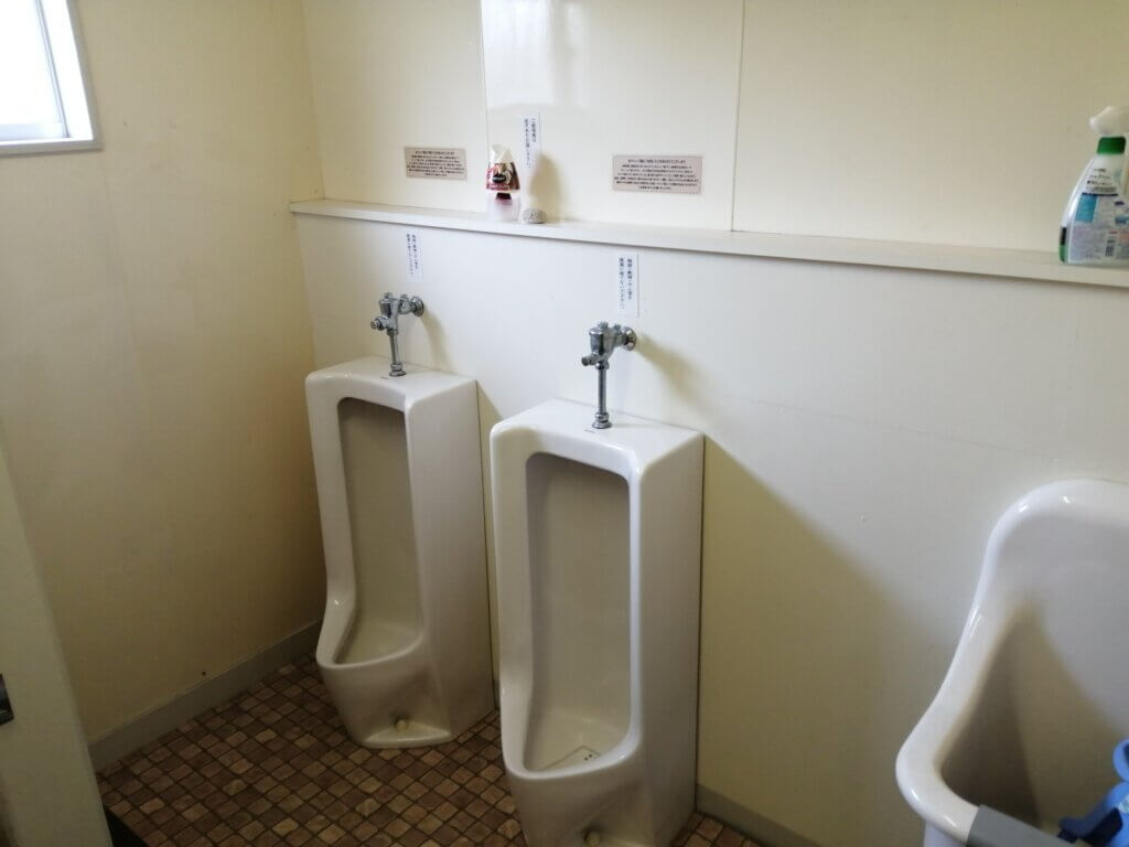 男性トイレ小便器