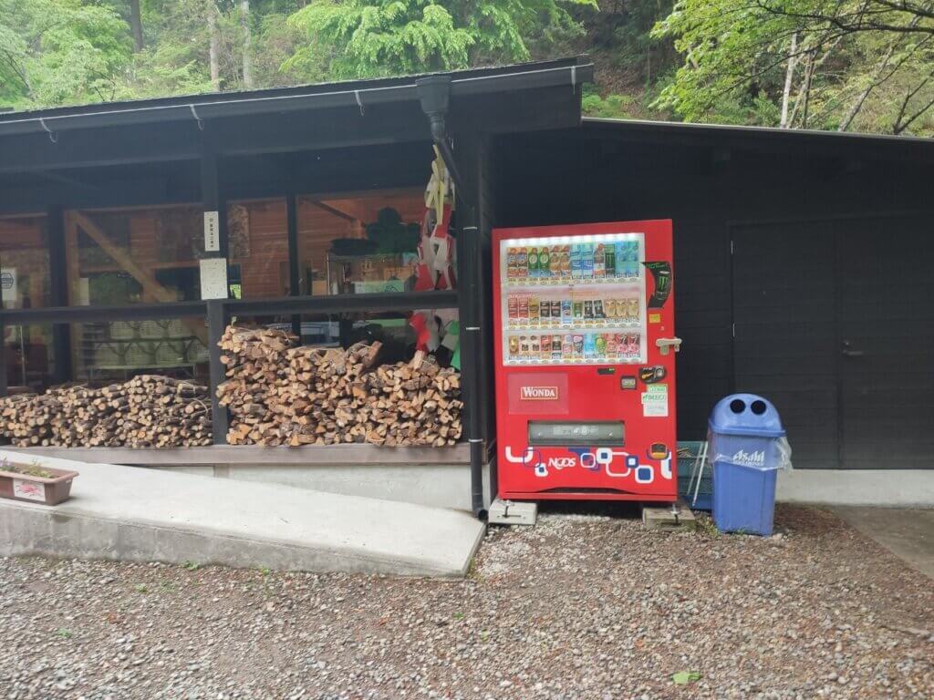岩屋キャンプ場 管理棟横の自動販売機