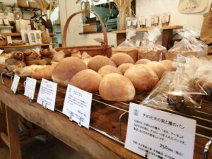 国産小麦と天然酵母パンHIBINO（ヒビノ）木のぬくもりを感じる店内に絶品パンがずらり！