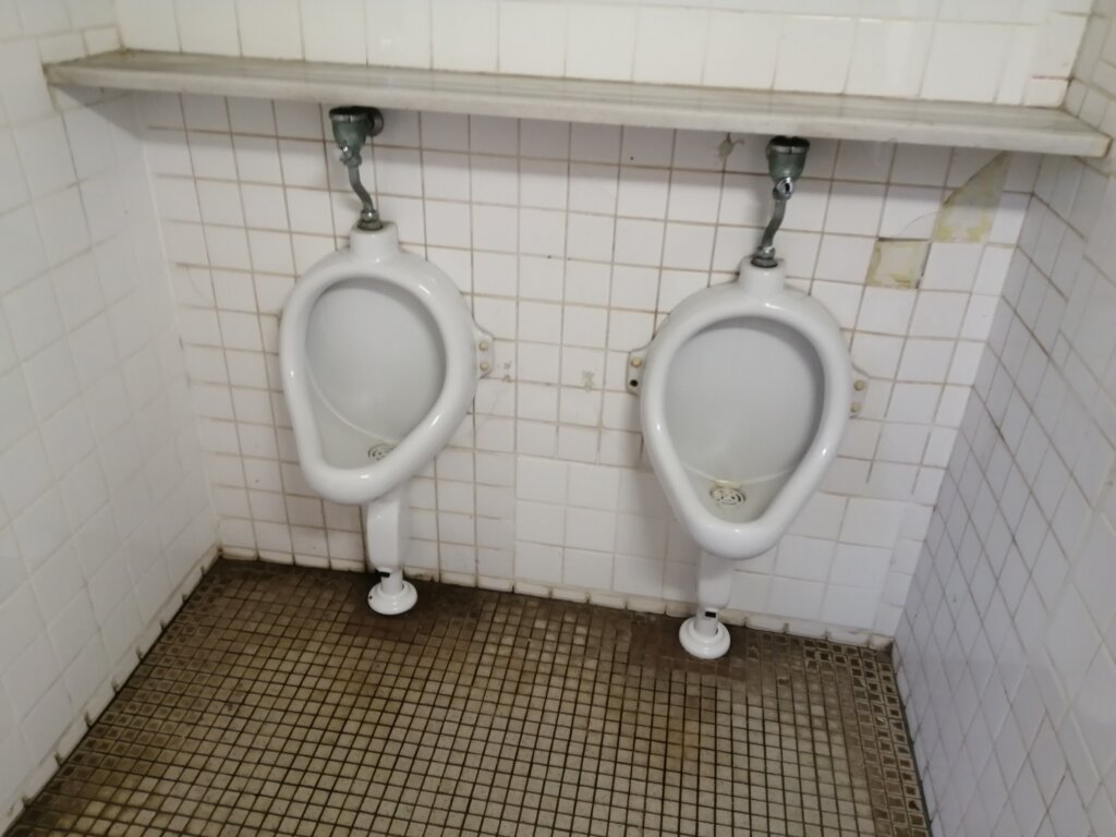 足立キャンプ場 男性トイレ
