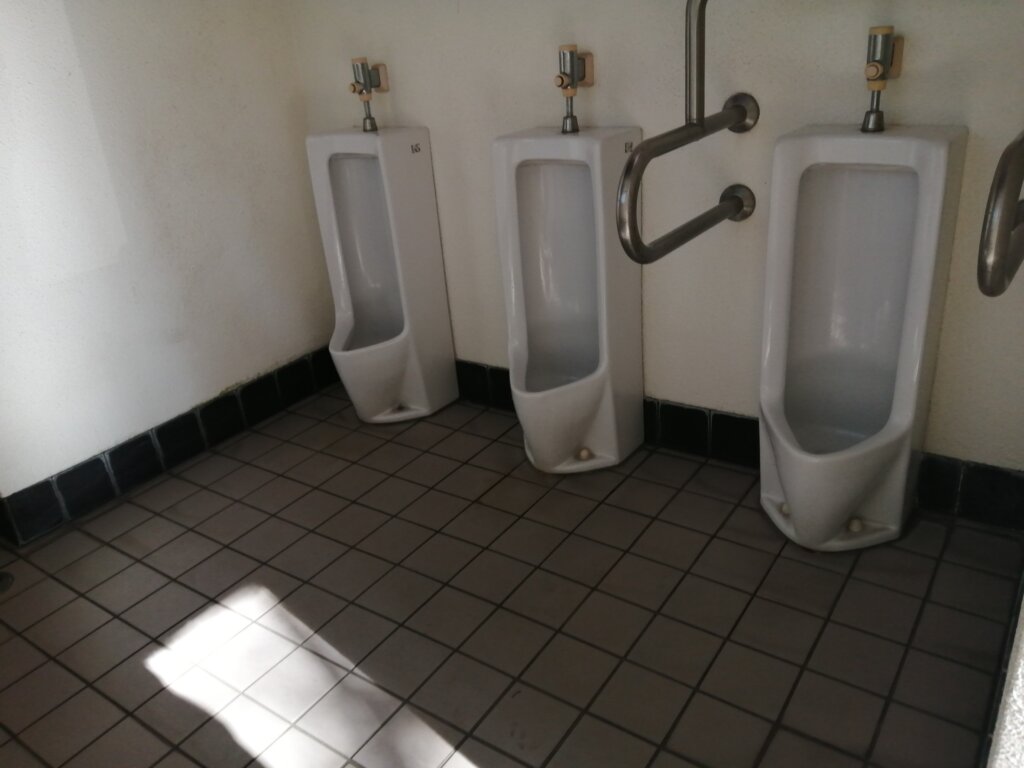 足立キャンプ場 駐車場横の男性トイレ