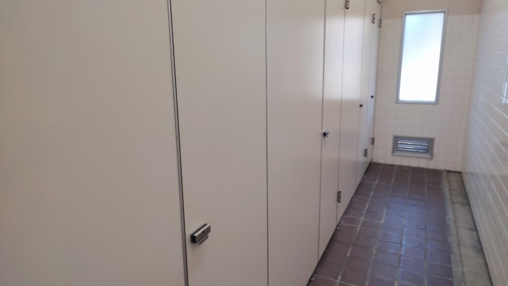 GongenCamp（ゴンゲンキャンプ）女性個室トイレの扉