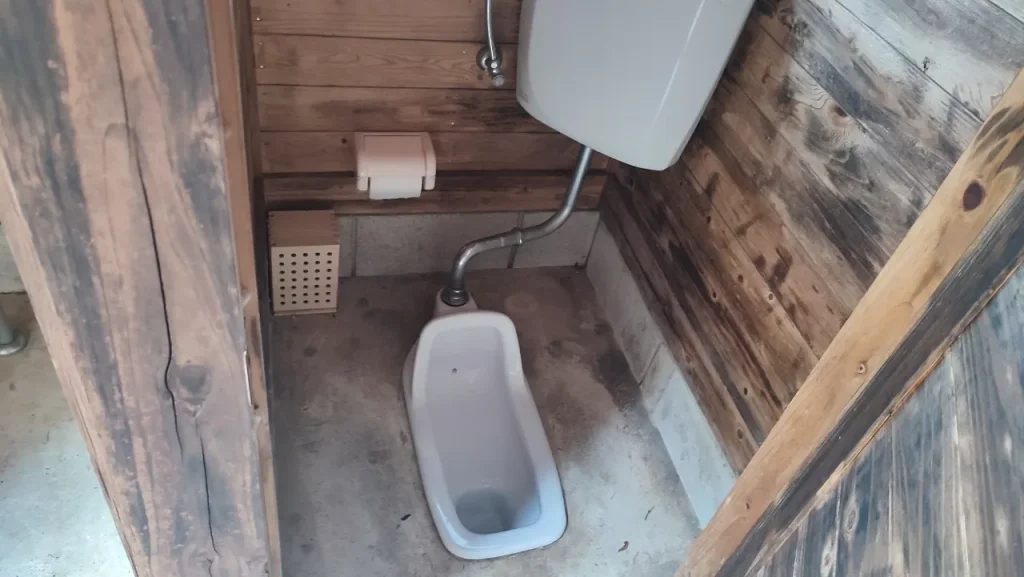 ファミリーキャンプ場いもんころ 上段サイトの女性トイレの和式が2箇所
