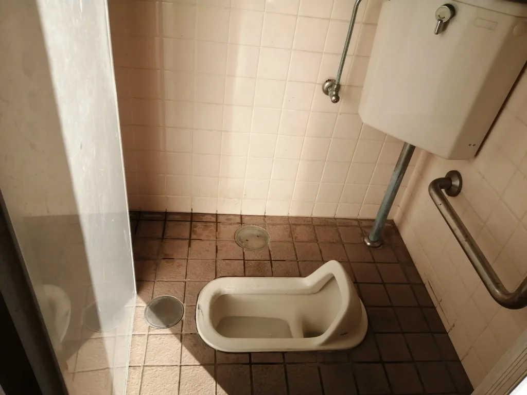 金比羅キャンプ場 駐車場男性トイレ