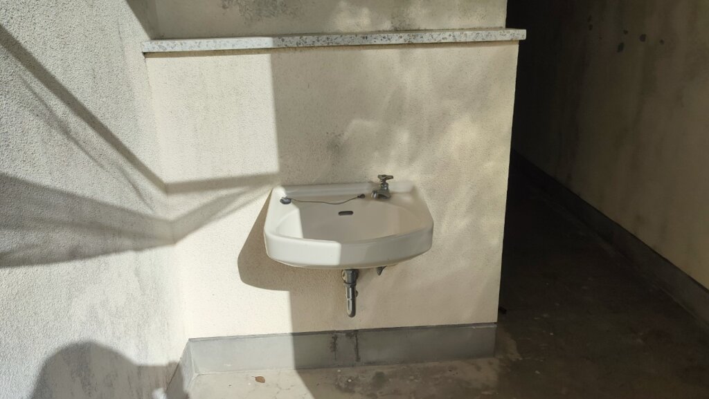 求菩提キャンプ場 フリーオートサイト近くのトイレ手洗い場