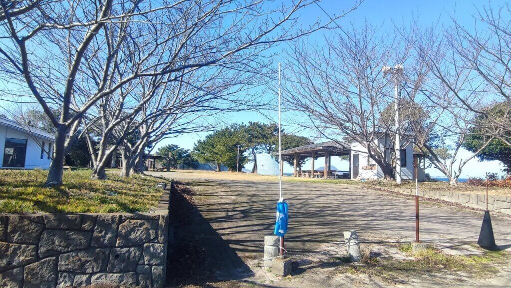 来浦キャンプ海水浴場 駐車場から見えるキャンプ場