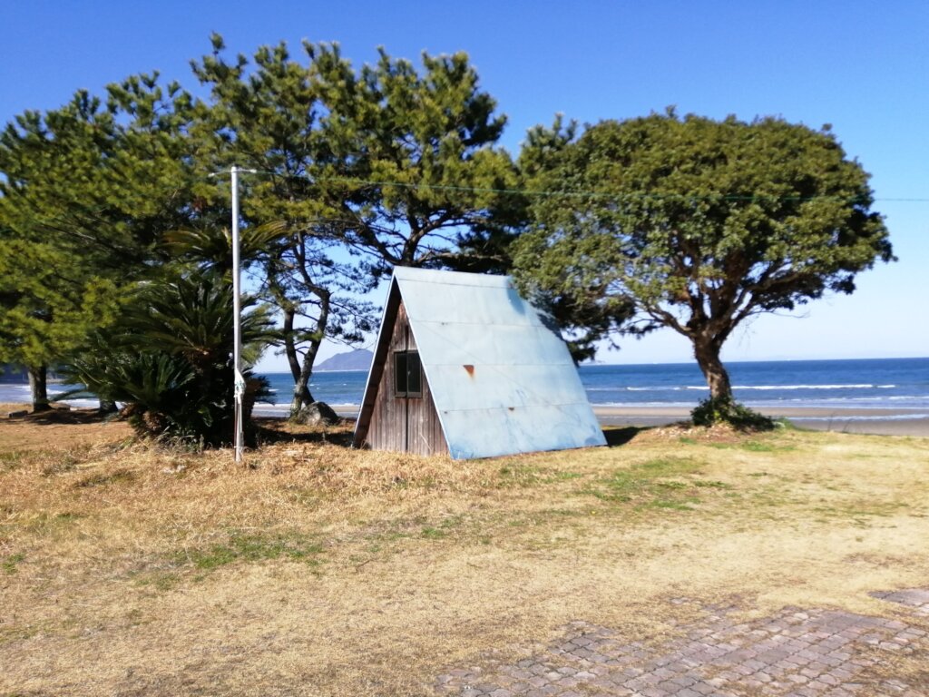 来浦キャンプ海水浴場 三角の建物