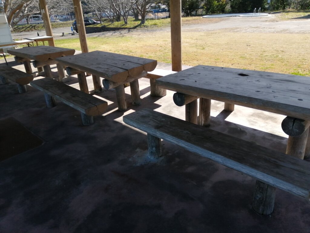 来浦キャンプ海水浴場 炊事場のテーブルとベンチ