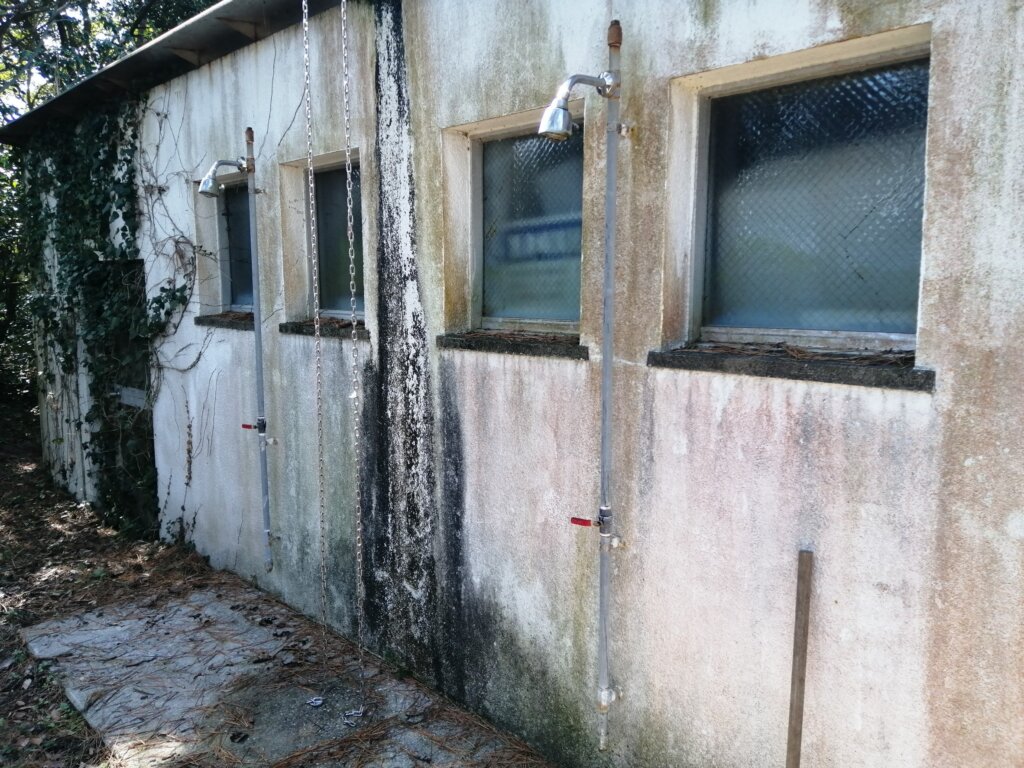黒津崎海水浴場 古い屋外シャワー