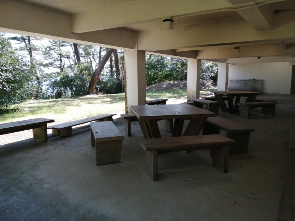 黒津崎海水浴場 東屋のベンチとテーブル
