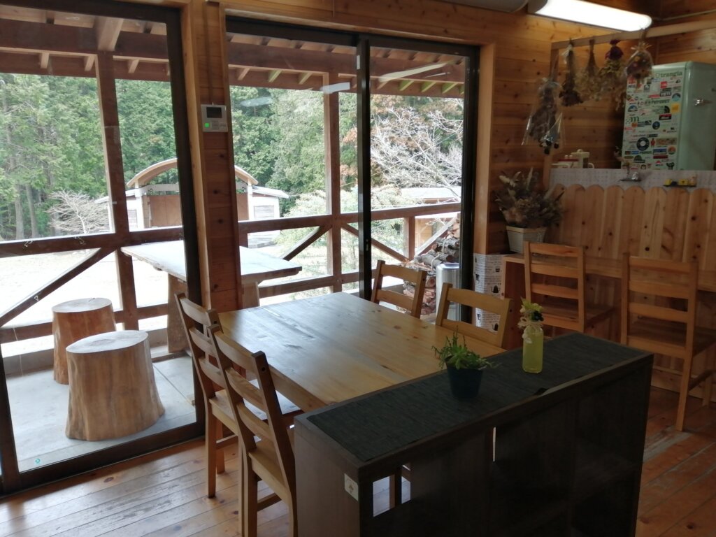 牧の原キャンプ場 マコチキッチン テーブル席とテラス席