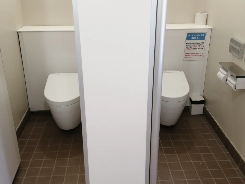 大池公園高台キャンプ場kirari 親水トイレの男性トイレの洋式
