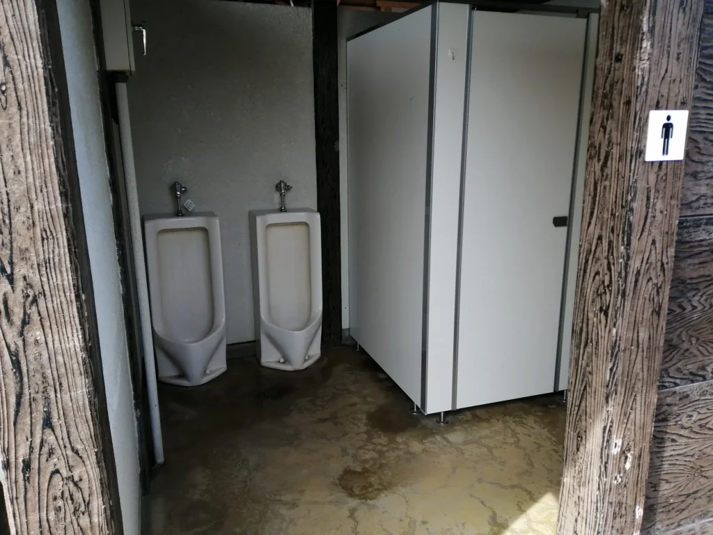 大池公園 ふれあいの里 ログハウス 管理棟横の男性トイレ