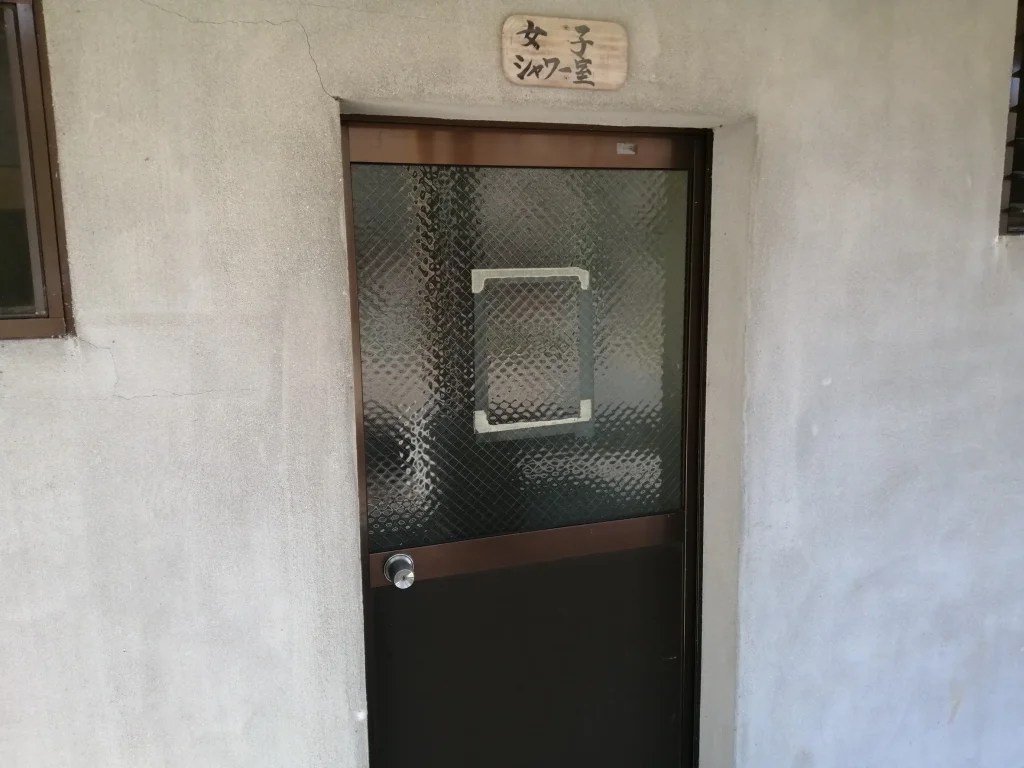 奥耶馬渓憩いの森キャンプ場 女性シャワー室の入り口