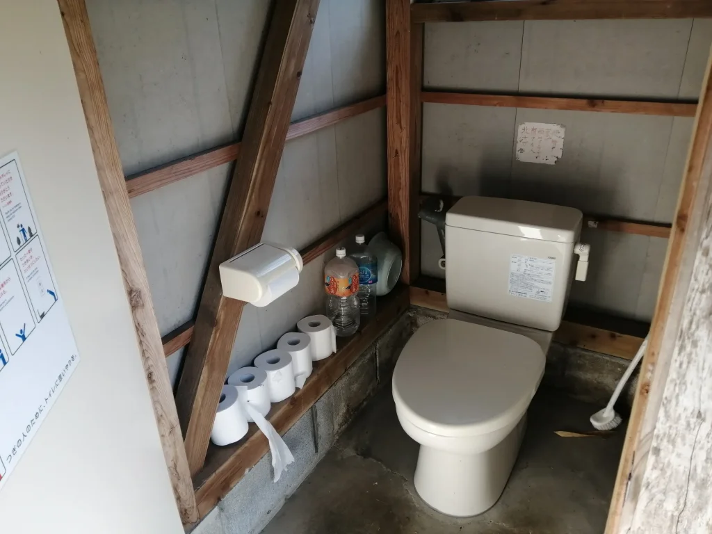 たかくまソロライダーズ野営場 キャンプサイトの男女共用洋式トイレ