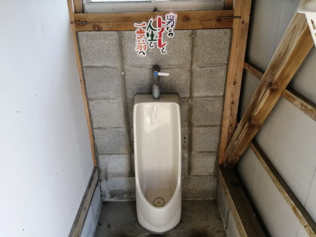 たかくまソロライダーズ野営場 キャンプサイトの男性トイレ