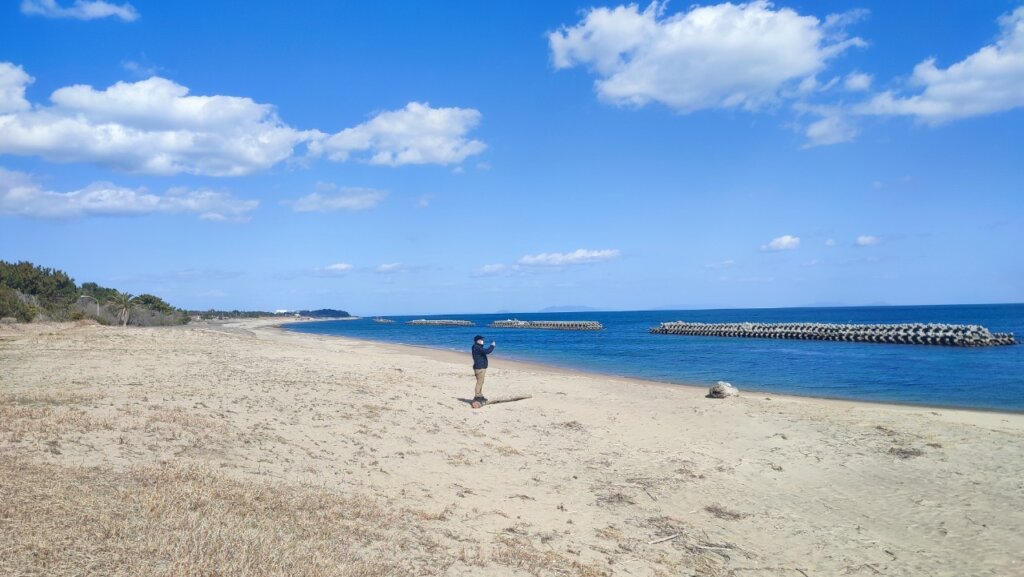 内田龍神海水浴場 キャンプ場 浜辺と海を撮影するパンダ夫