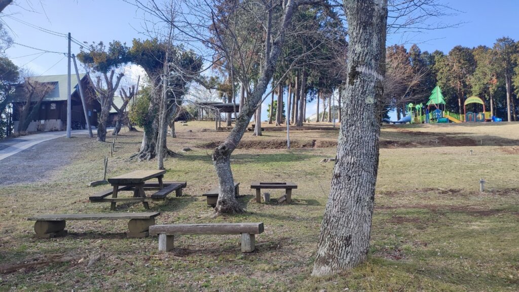 横岳自然公園 14番サイト近くのベンチとテーブル