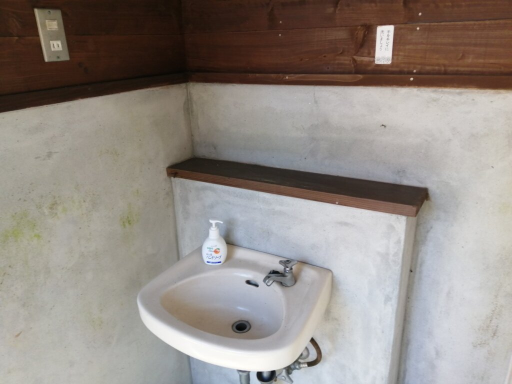横岳自然公園 ログハウス近くトイレの手洗い場