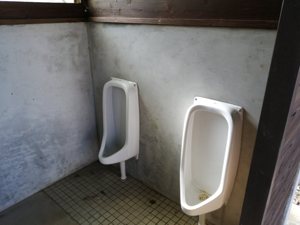 横岳自然公園 ログハウス近く男性トイレ