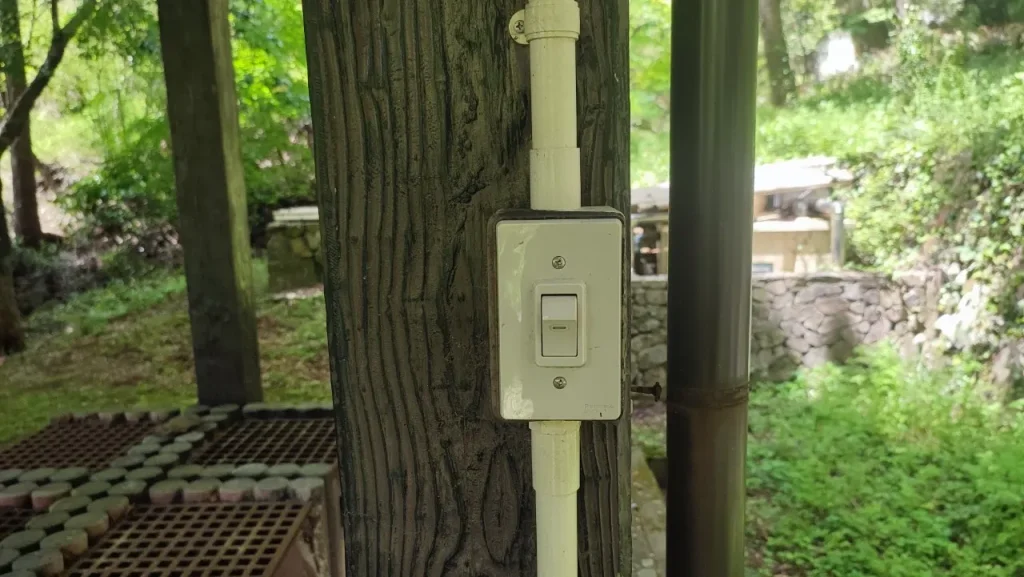 岩屋山渓桜公園 炊事場の電気スイッチ