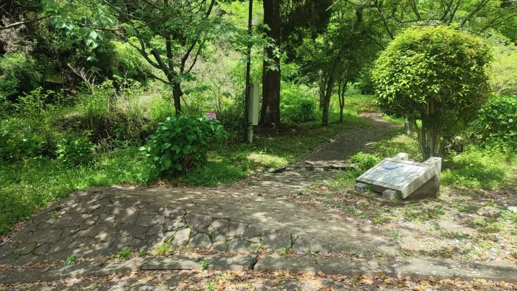 岩屋山渓桜公園 駐車場から遠い方のキャンプ場入り口