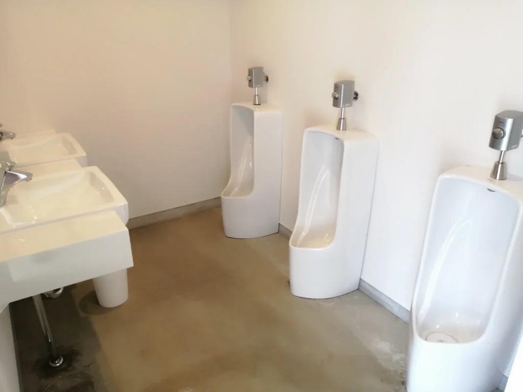 KITAGATA.BASE CampField（北方ベース キャンプフィールド）男性トイレ