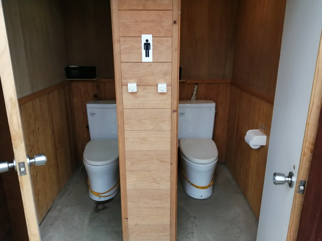 蔵迫温泉さくら コテージ＆キャンプ 阿蘇サイト側男性トイレ