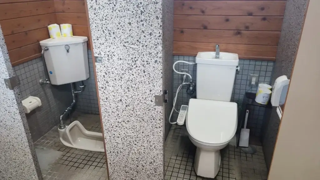 木魂館キャンプ場 研修棟付近男性トイレ和式と洋式