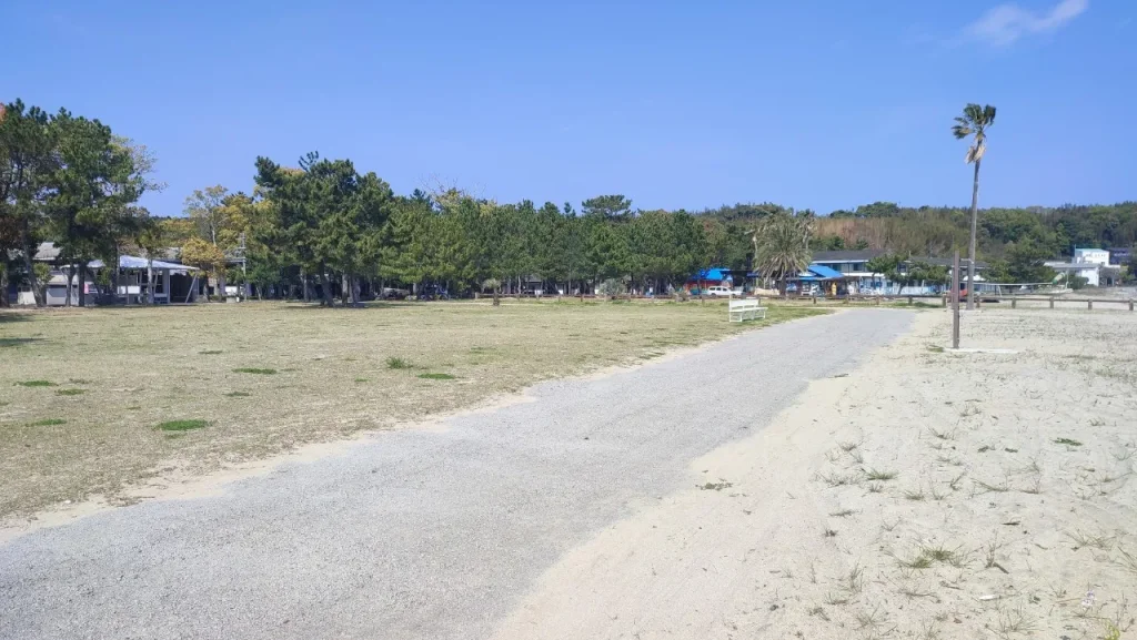 野遊び浜キャンプ場 フリーサイトの通路