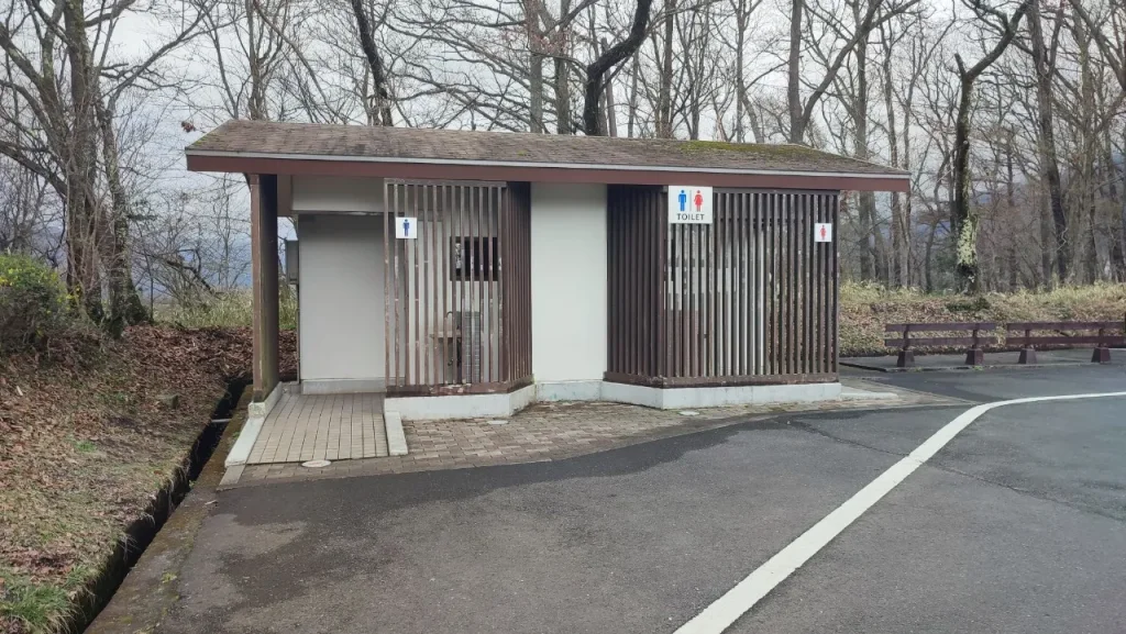 RECAMP別府志高湖（志高湖キャンプ場） 駐車場付近のトイレ外観