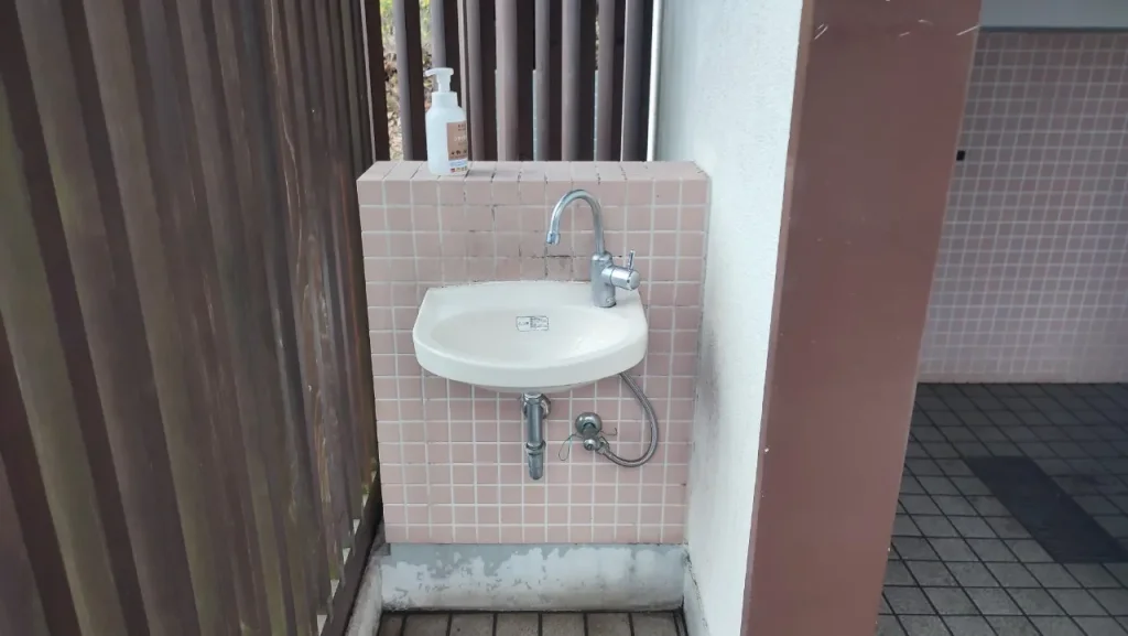 RECAMP別府志高湖（志高湖キャンプ場） 駐車場付近の女性トイレ手洗い場