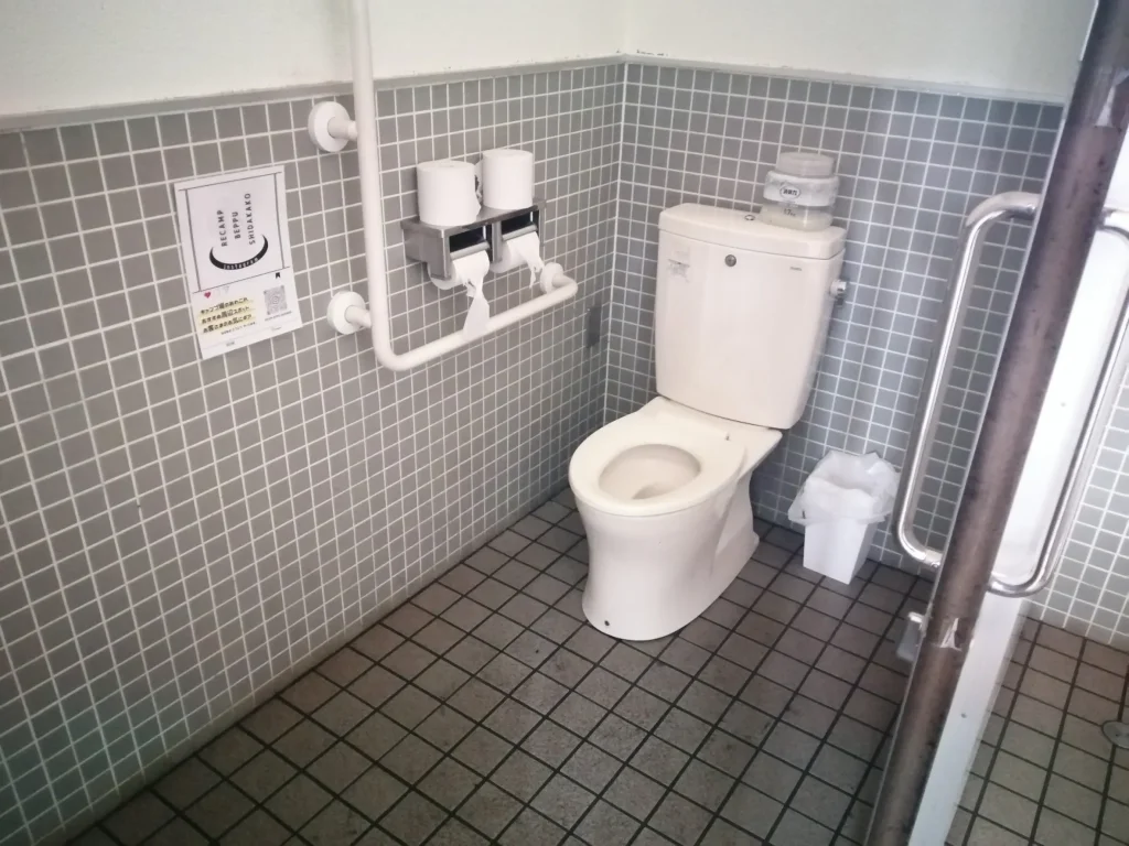 RECAMP別府志高湖（志高湖キャンプ場） 駐車場付近の男性洋式トイレ