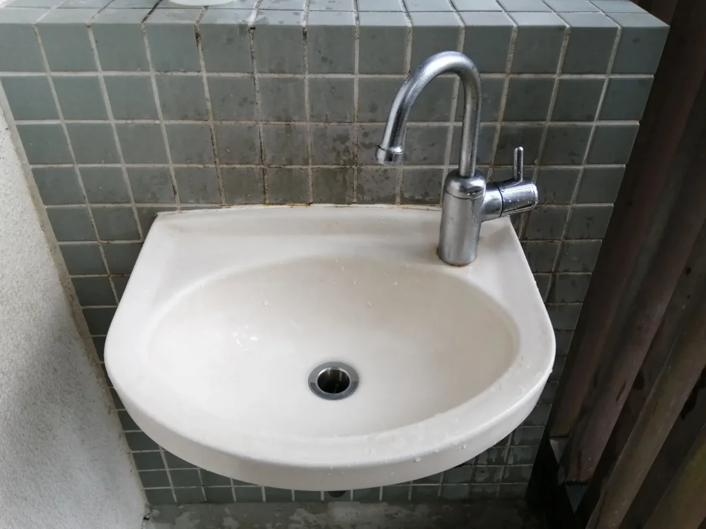 RECAMP別府志高湖（志高湖キャンプ場） 駐車場付近の男性トイレ手洗い場