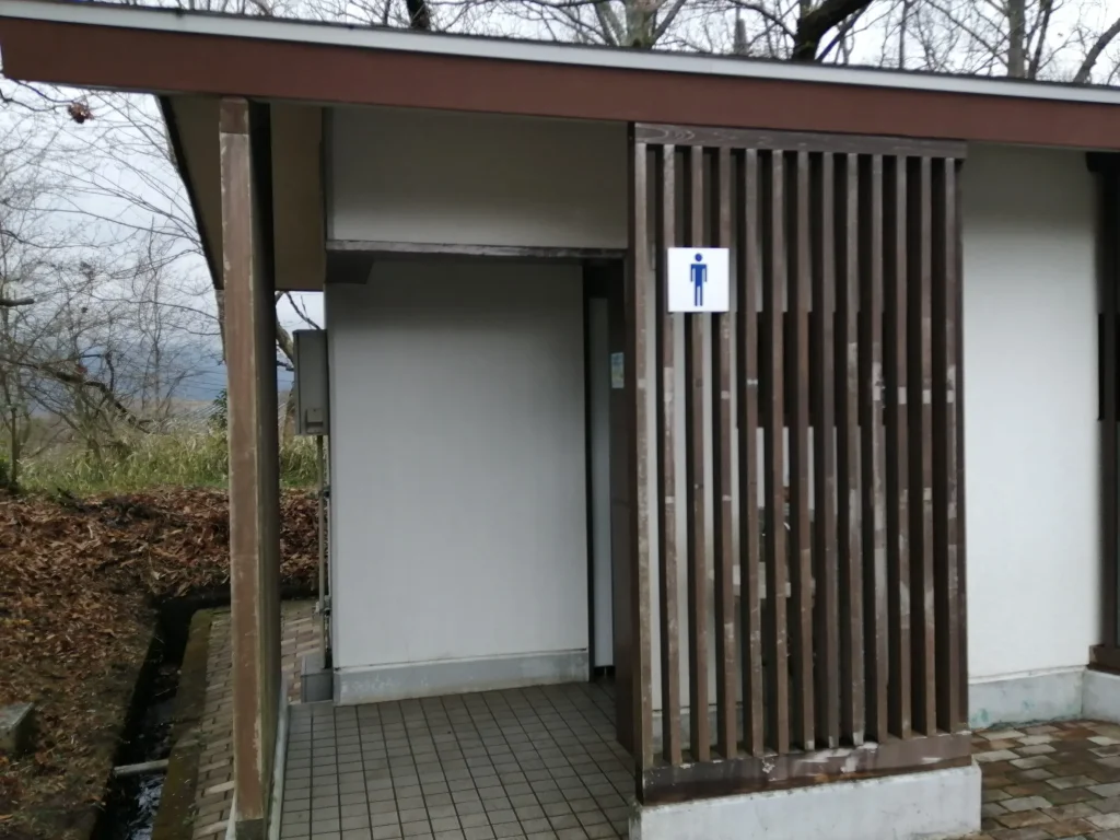 RECAMP別府志高湖（志高湖キャンプ場） 駐車場付近の男性トイレ外観