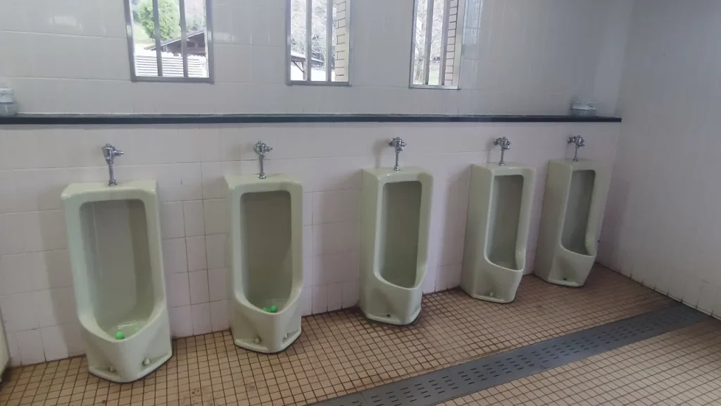 RECAMP別府志高湖（志高湖キャンプ場） Aサイト付近の男性トイレ