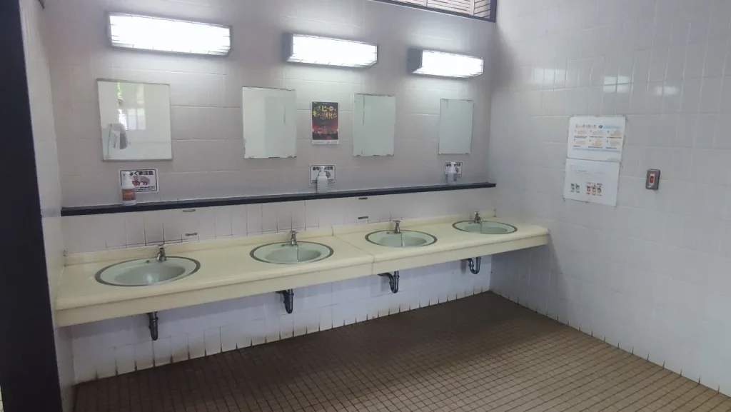 RECAMP別府志高湖（志高湖キャンプ場） Aサイト付近の男性トイレ手洗い場