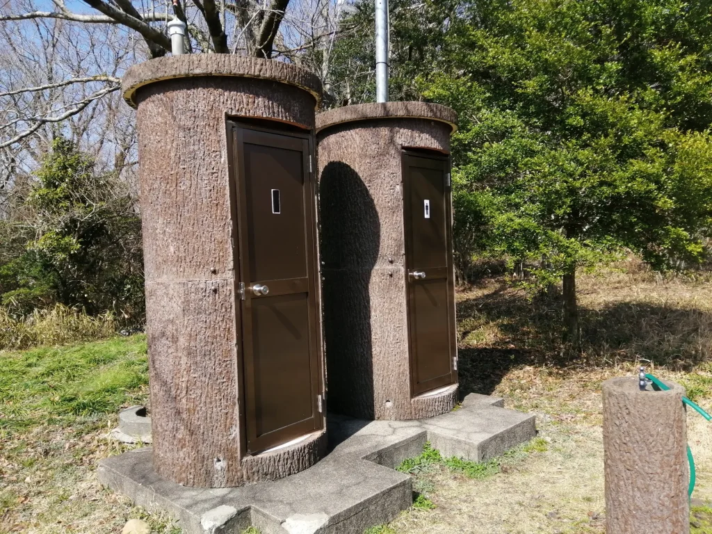 吉無田高原緑の村キャンプ場 Bサイト付近のお手洗いの外観