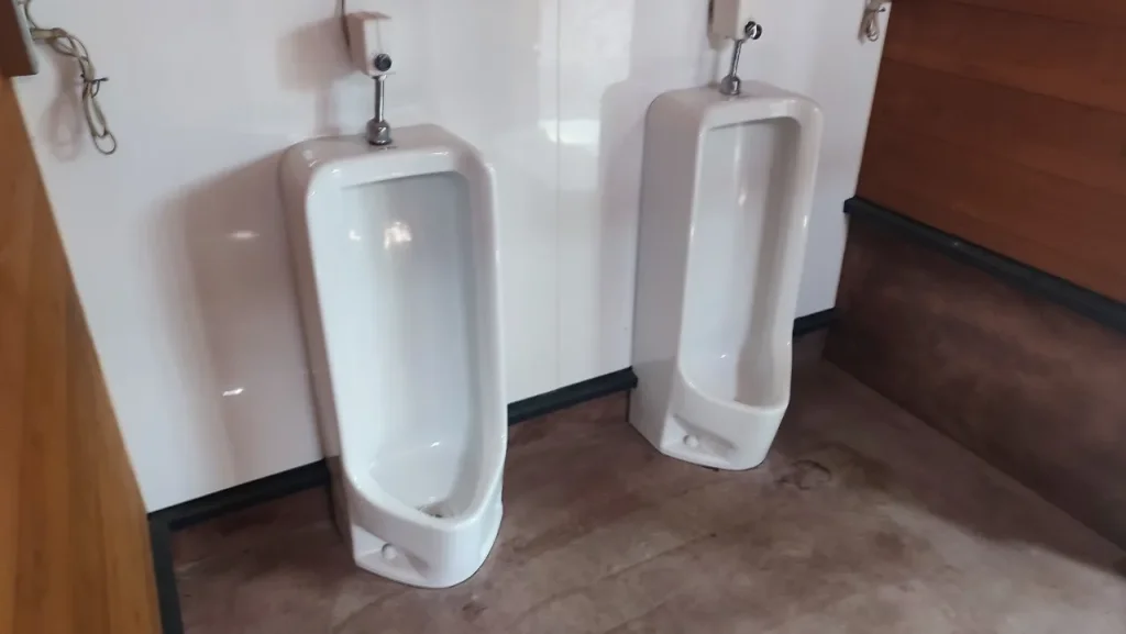 吉無田高原緑の村キャンプ場 男性トイレの小便器