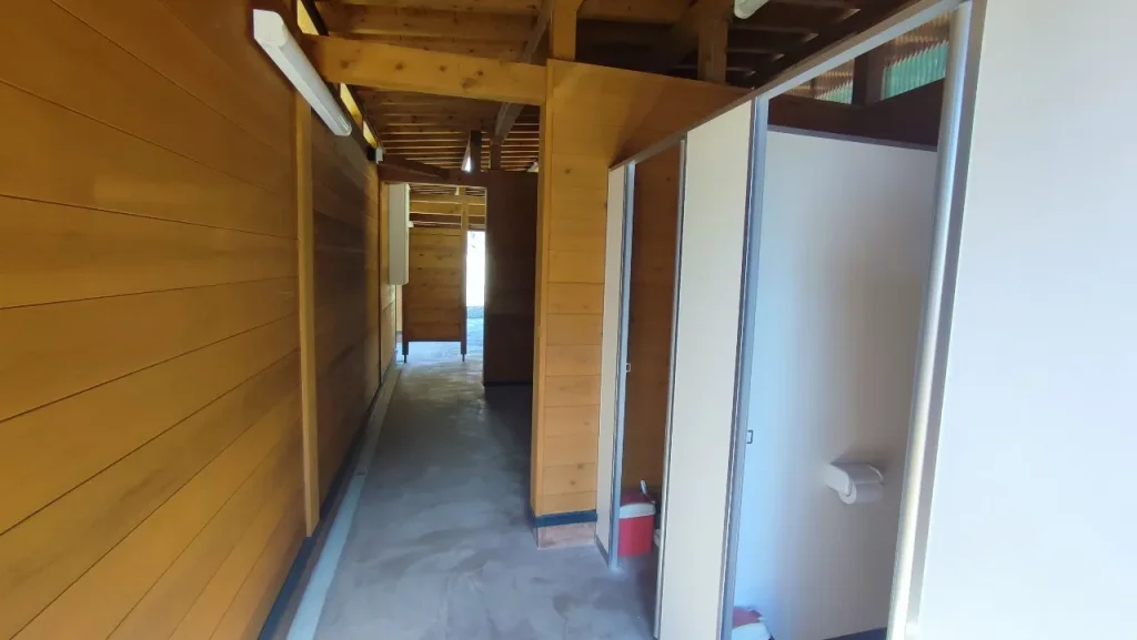 吉無田高原緑の村キャンプ場 Dサイト付近の女性トイレ