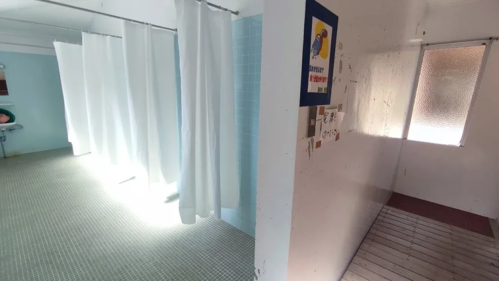 吉無田高原緑の村キャンプ場 シャワー室内