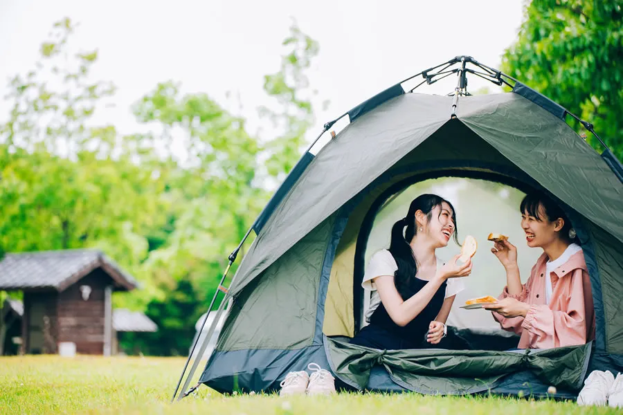 HIBIKINADA CAMP BASE（響灘キャンプベース）フリーサイトでキャンプを楽しむ2人の女性