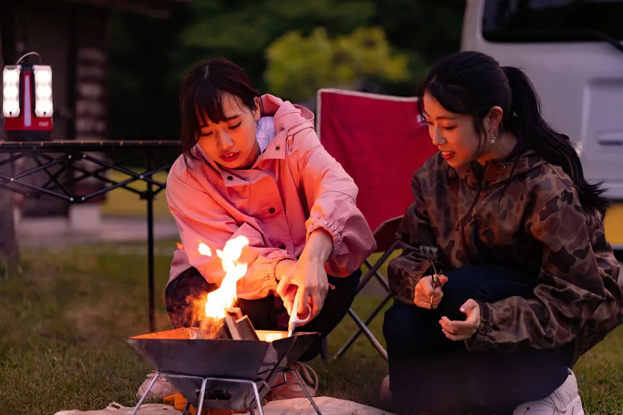 HIBIKINADA CAMP BASE（響灘キャンプベース）オートサイトでキャンプを楽しむ女性2人