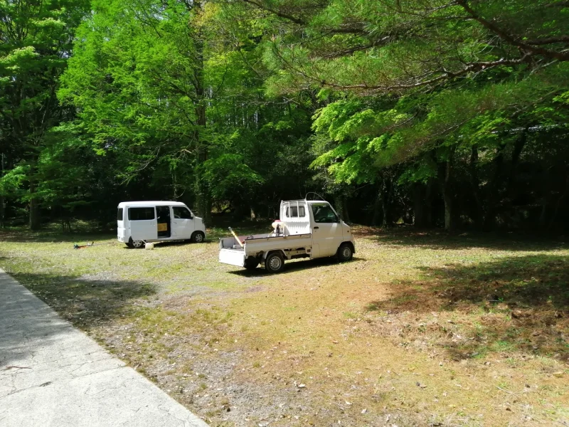 広川原キャンプ場 テントサイト近く駐車場