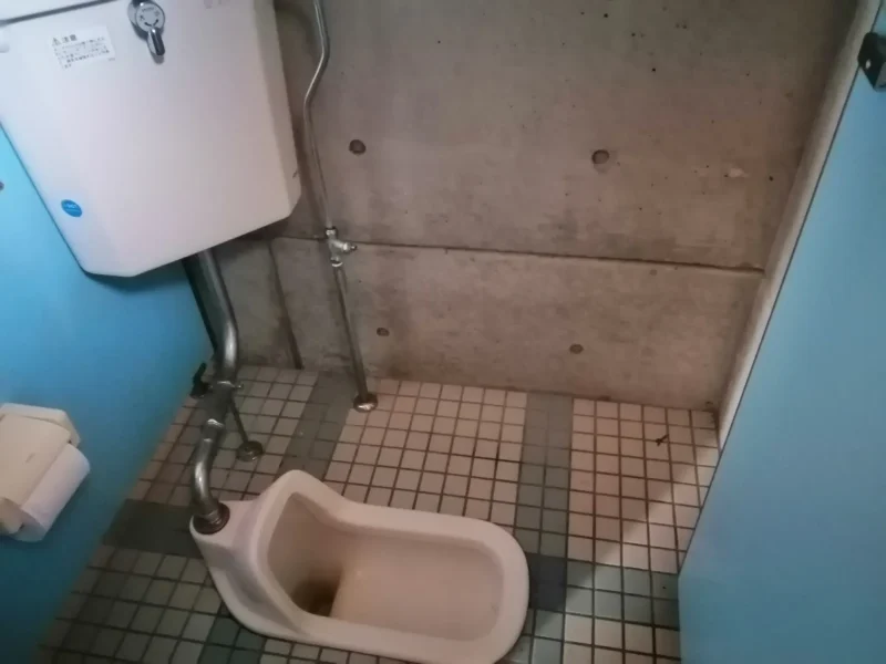 広川原キャンプ場 管理棟付近の男性トイレの和式タイプ