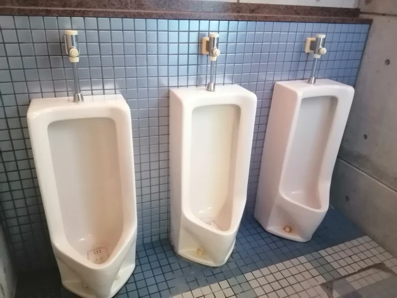 広川原キャンプ場 管理棟付近の男性トイレの小便器